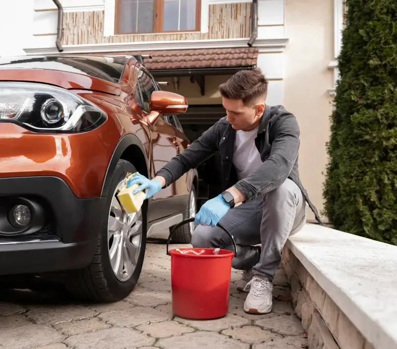 Lavage auto à domicile Lafare : professionnel intervenant sur un véhicule